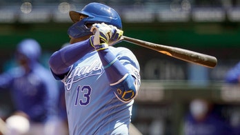 Pérez delivers with bat to finish big series, KC tops Angels