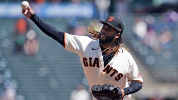 Cueto sharp until lat tightness in 6th, Giants blank Reds