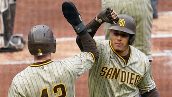 Machado homers, Padres earn split with Pirates in 8-3 win
