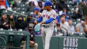 Stroman's 8 innings, backhand grab lift Mets over Rox 2-1