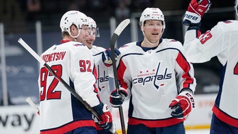 Capitals dominate Islanders 6-3 to stay in 1st in East