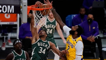 Drummond leaves debut with bruised toe, Bucks beat LA 112-97