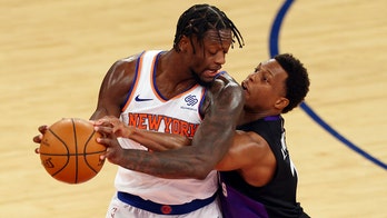 Knicks recover after blown lead to beat Raptors 102-96