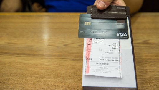 Terminally ill customer leaves $1G tip, pays for 2 other tables at Tennessee restaurant