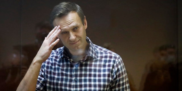 Nesta foto tirada em 20 de fevereiro de 2021, o líder da oposição russa Alexei Navalny está em uma jaula no Tribunal Distrital de Babuskinsky em Moscou, Rússia. 