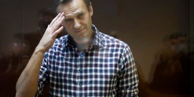 In hierdie Feb.. 20, 2021 lêerfoto, Russian opposition leader Alexei Navalny stands in a cage in the Babuskinsky District Court in Moscow, Rusland.