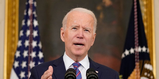 Le président Biden parle du rapport sur l'emploi de mars dans la salle à manger d'État de la Maison Blanche, le 2 avril 2021, à Washington.  (Photo AP / Andrew Harnik)