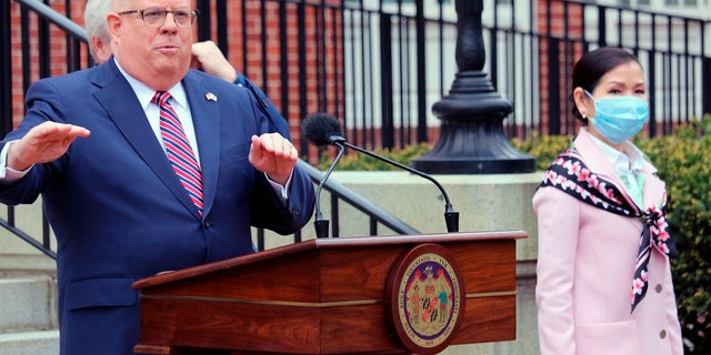 Dans cette photo d'archive du 20 avril 2020, le gouverneur du Maryland, Larry Hogan, s'exprime lors d'une conférence de presse à Annapolis, dans le Maryland, avec sa femme, Yumi Hogan, à droite.Vendredi, Hogan a opposé son veto à trois propositions contenant une législation sur la réforme de la police.  (AP Photo / Brian Witte, dossier)