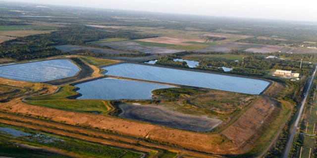 Cette photo aérienne prise depuis un avion montre un réservoir près de l'ancienne mine de phosphate de Piney Point, le samedi 3 avril 2021 à Bradenton, en Floride. 