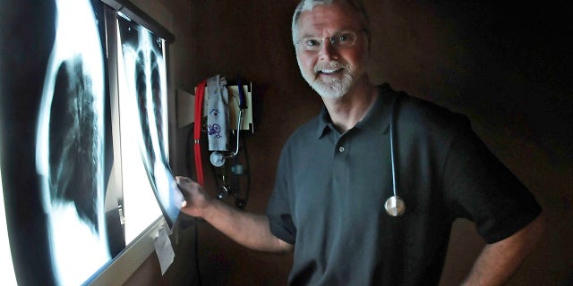 FILE - This March 12, 2009 file photo shows Dr. Robert Lesslie in Rock Hill, S.C. Authorities say a gunman, identified as former NFL player Phillip Adams, killed Lesslie, his wife and grandchildren on Wednesday, 4月 7, 2021 in Rock Hill. Adams killed himself early Thursday according to a source who was briefed on the investigation. (John D. Simmons/The Charlotte Observer via AP)