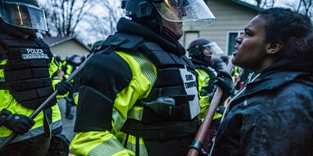 Minnesota Police Arrest 40 During Another Night Of Unrest After Daunte Wright Shooting Fox News 