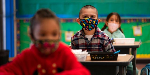 Kindergarten students sit in their classroom on the first day of in-person learning at Maurice Sendak Elementary School in Los Angeles, 星期二, 四月 13, 2021.