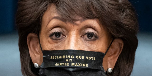 La presidenta del Comité de Servicios Financieros de la Cámara de Representantes, Maxine Waters, demócrata de California, preside un marcado de proyectos de ley pendientes, en Capitol Hill en Washington, el martes 20 de abril de 2021. Ayer, el juez que supervisó el juicio de un ex oficial de policía de Minneapolis de George Floyd dice que los comentarios recientes del representante Waters son "aborrecibles" y dice que podrían llevar a que se apele y anule un veredicto.  El representante Waters se unió a los manifestantes el sábado y pidió que las protestas se intensifiquen si Derek Chauvin no es declarado culpable de los cargos de asesinato.  El abogado defensor de Chauvin había solicitado la anulación del juicio a la luz de los comentarios de Waters.  (Foto AP / J. Scott Applewhite)