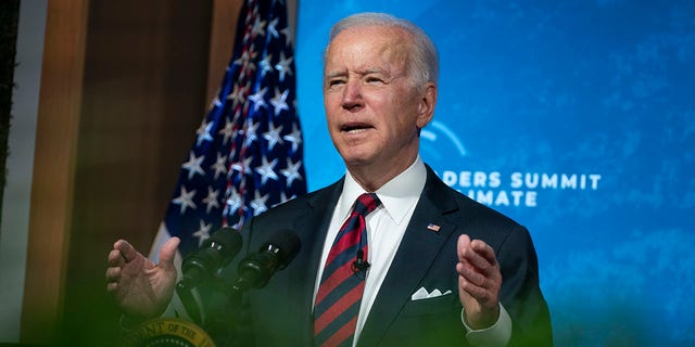 Le président Joe Biden s'adresse au sommet virtuel des dirigeants sur le climat, depuis la East Room de la Maison Blanche, le jeudi 22 avril 2021, à Washington.  (Photo AP / Evan Vucci)