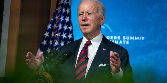 Le président Joe Biden s'adresse au sommet virtuel des dirigeants sur le climat, depuis la East Room de la Maison Blanche, le jeudi 22 avril 2021, à Washington.  (Photo AP / Evan Vucci)