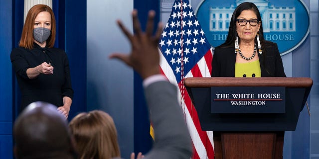 Former White House press secretary Jen Psaki, 왼쪽, and Interior Secretary Deb Haaland participate in a press briefing at the White House, 금요일, 4 월 23, 2021, 워싱턴.