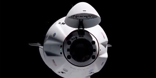 در این تصویر تلویزیونی ناسا ، سفینه SpaceX Crew Dragon روز شنبه 24 آوریل 2021 از ایستگاه فضایی بین المللی دیده می شود. کپسول بازیافت شده SpaceX با چهار فضانورد روز بعد از پرواز از فلوریدا به ایستگاه فضایی بین المللی رسید.  (ناسا از طریق AP)