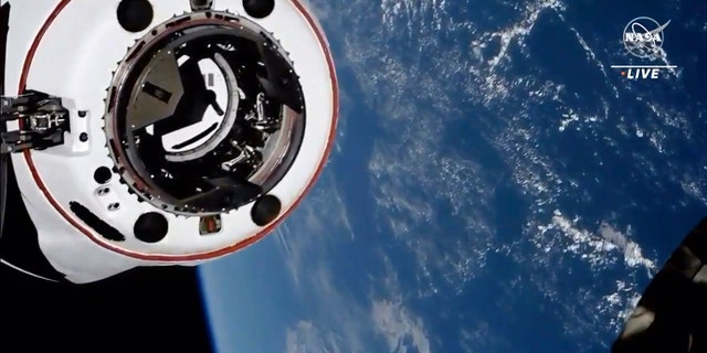 Dieses Bild aus dem NASA-Fernsehen zeigt das Raumschiff SpaceX Crew Dragon mit der Erde dahinter, das sich am Samstag, dem 24. April 2021, der internationalen Raumstation nähert. Die recycelte SpaceX-Kapsel mit vier Astronauten ist einen Tag nach dem Start auf der Internationalen Raumstation eingetroffen aus Florida. (NASA über AP)