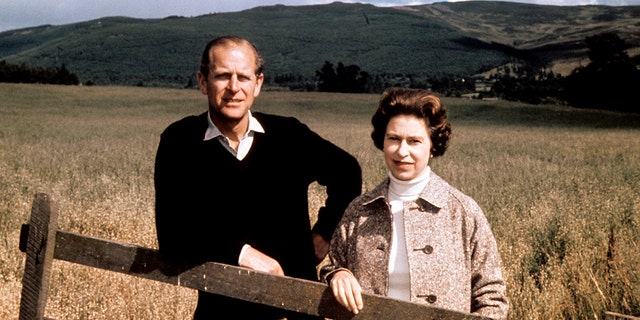 In hierdie Sept.. 1, 1972 lêerfoto, Britain's Queen Elizabeth II and Prince Philip pose at Balmoral, Skotland, to celebrate their Silver Wedding anniversary. 