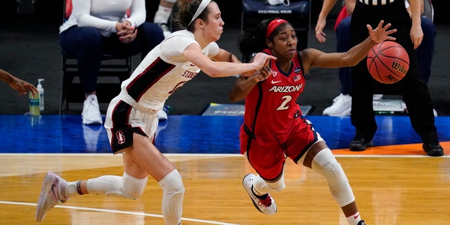 La garde de l'Arizona Aari McDonald (2) passe devant la garde de Stanford Lexie Hull, à gauche, lors de la seconde moitié du match de championnat du tournoi de basketball universitaire féminin Final Four de la NCAA, dimanche 4 avril 2021, à l'Alamodome de San Antonio.  (Photo AP / Eric Gay)