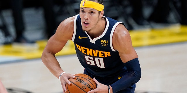 O atacante Aaron Gordon do Denver Nuggets pretende passar a bola durante a segunda metade de um jogo de basquete da NBA contra o Orlando Magic no domingo, 4 de abril de 2021, em Denver.