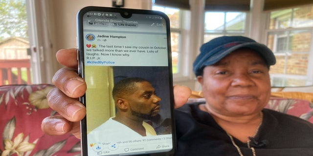 Glenda Brown Thomas displays a photo of her nephew, Andrew Brown Jr., on her cell phone at her home in Elizabeth City, N.C., 木曜日に. (AP)