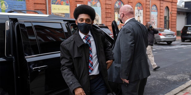 BALTIMORE MD - 12 월 18 Mayor Brandon Scott exits his vehicle to pick up lunch on December 18 볼티모어, 메릴랜드. (Photo by Michael Robinson Chavez/The Washington Post via Getty Images)
