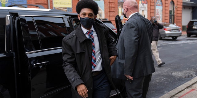 Le maire Brandon Scott sort de son véhicule pour prendre le déjeuner le 18 décembre à Baltimore, Maryland.  (Photo par Michael Robinson Chavez / The Washington Post via Getty Images)