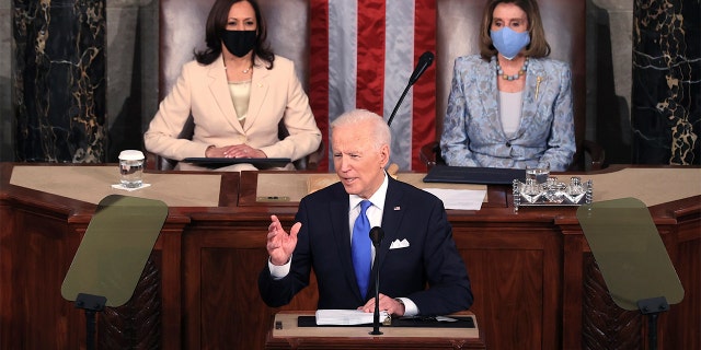 New York Times columnist Jamelle Bouie said that older Democrats lack "any sense of urgency and crisis" and think American politics is "평소와 같이 사업."(Chip Somodevilla/Pool via AP)