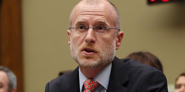 WASHINGTON, DC - DECEMBER 05: Brendan Carr, commissaris van de Federale Communicatiecommissie, getuigt voor de subcommissie Communicatie en Technologie van de House Energy and Commerce Committee in het Rayburn House Office Building op Capitol Hill 5 december 2019 in Washington, DC. (Foto door Chip Somodevilla/Getty Images)