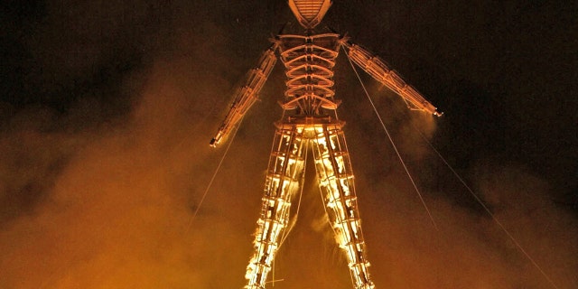 En este septiembre. 4, 2004 file photo the crowd of thousands cheer as the Burning Man is burned to the ground, at the 18th annual Burning Man Celebration, at Black Rock Desert. Burning Man organizers are considering requiring attendees to prove they've been vaccinated for COVID-19 if they move forward with plans to hold this year's counter-culture festival in the Nevada desert. But they have backed off an earlier announcement that they'd already decided to make shots mandatory, and won't decide for sure until the end of the month whether the event that was canceled last year due to the pandemic will even take place.