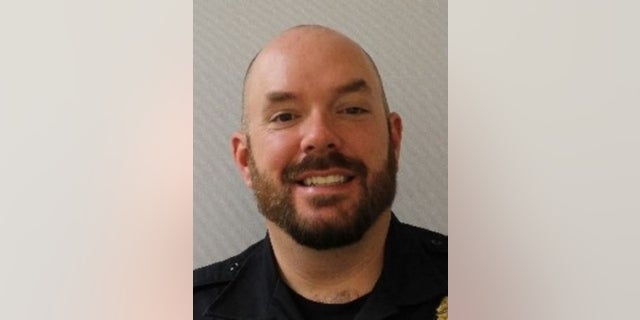 Officier de police du Capitole William "Gamelle" Evans est décédé vendredi lorsqu'un assaillant armé d'un couteau s'est précipité vers les autorités, ont déclaré des responsables.