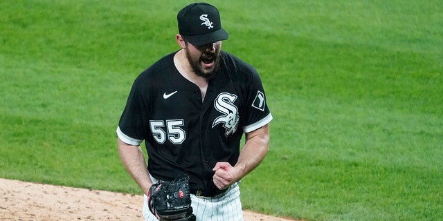 Chicago White Sox starting pitcher Carlos Rodon (55) pumps his fist after striking out Cleveland Indians' Yu Chang (2) to end the sixth inning of a baseball game, 水曜日, 4月, 14, 2021, シカゴで. (AP写真/デビッドバンクス)