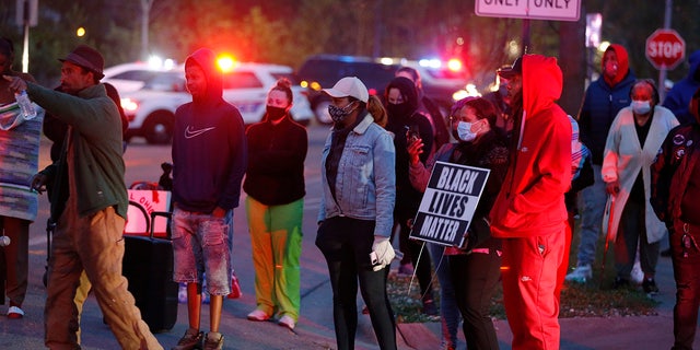 A crowd gathers to protest in the neighborhood where a Columbus police officer fatally shot a teenage girl Tuesday in Columbus. (AP)