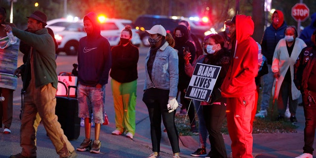 A crowd gathers to protest in the neighborhood where a Columbus police officer fatally shot a teenage girl Tuesday in Columbus. (AP)