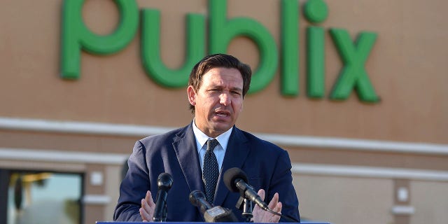 Le gouverneur de la Floride, Ron DeSantis, tient une conférence de presse sur les vaccins COVID-19 au supermarché Publix de Treasure Coast Plaza le mardi 26 janvier 2021 à Vero Beach.Tcn Desantis Publix 1