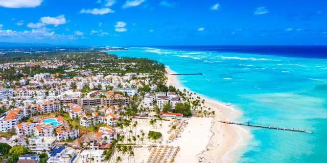 The Dominican Republic will no longer require travelers to provide a negative coronavirus test for entry. 대신, they will have to undergo temperature checks and some travelers will be selected to undergo a "quick aleatory breath test."