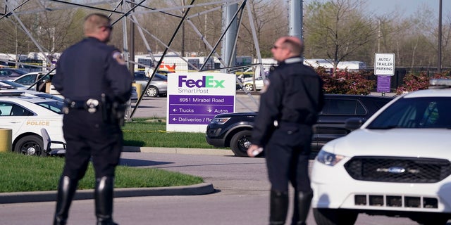 La police se tient près de la scène d'Indianapolis où plusieurs personnes ont été abattues dans une installation de FedEx Ground.  (AP)