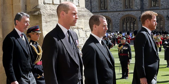 Vice-Admiral Sir Timothy Laurence, 威廉王子, Duke of Cambridge, 彼得·菲利普斯, 哈里王子, Duke of Sussex follow Prince Philip, Duke of Edinburgh's coffin during the Ceremonial Procession during the funeral of Prince Philip, Duke of Edinburgh at Windsor Castle on April 17, 2021, 在温莎, 英国. Prince Philip of Greece and Denmark was born 10 六月 1921, in Greece. He served in the British Royal Navy and fought in WWII. He married the then Princess Elizabeth on 20 十一月 1947 and was created Duke of Edinburgh, Earl of Merioneth, and Baron Greenwich by King VI. He served as Prince Consort to Queen Elizabeth II until his death on April 9, 2021, months short of his 100th birthday. His funeral took place on Saturday at Windsor Castle with only 30 guests invited due to coronavirus pandemic restrictions.