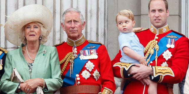 Camilla, Duquesa de Cornualles, Príncipe Carlos, Príncipe de Gales, Príncipe William, Duque de Cambridge y Príncipe George de Cambridge.