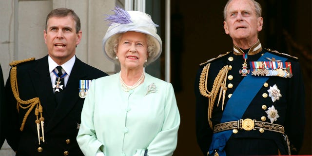 La reine Elizabeth II, le prince Andrew, le duc d'York et le prince Phillip, le duc d'Édimbourg regardent le passage aérien au-dessus du centre commercial des avions britanniques et américains de la Seconde Guerre mondiale depuis le balcon du palais de Buckingham le 10 juillet 2005.