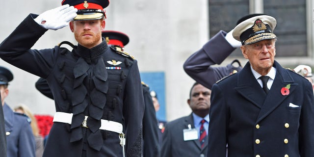 O príncipe Harry e o príncipe Philip, duque de Edimburgo, participam do Fields of Memorial na Abadia de Westminster em 10 de novembro de 2016 em Londres, Inglaterra. 