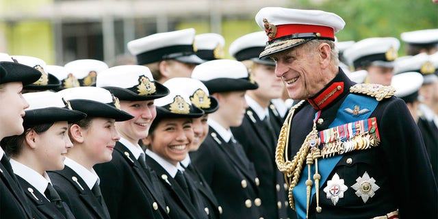 Le prince Philip, duc d'Édimbourg rencontre des étudiants du Pangbourne College à l'extérieur de la chapelle commémorative des îles Falkland où il a assisté à un service pour marquer le 25e anniversaire du jour de la libération, le 14 juin 2007, à Pangbourne, en Angleterre.