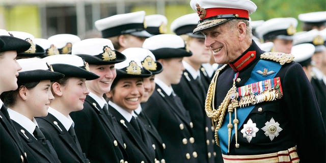 Le prince Philip, duc d'Édimbourg rencontre des étudiants du Pangbourne College à l'extérieur de la chapelle commémorative des îles Falkland où il a assisté à un service pour marquer le 25e anniversaire du jour de la libération, le 14 juin 2007, à Pangbourne, en Angleterre.