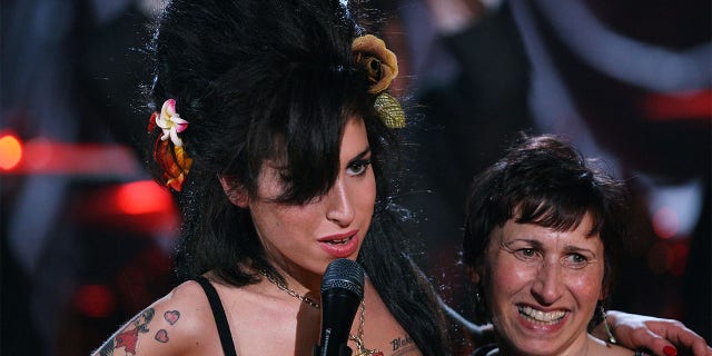 British singer Amy Winehouse (Amy Winehouse) accepted the Grammy Awards at the 50th Grammy Awards Ceremony at Riverside Studios in London, UK via a video link on February 10, 2008 , Hugs mother Janice Winehouse.
