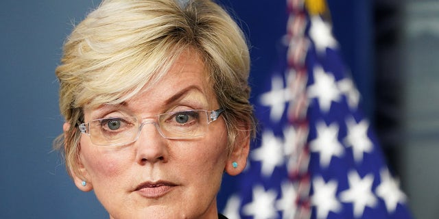 La Secretaria de Energía de los Estados Unidos, Jennifer Granholm, realiza una conferencia de prensa en la Casa Blanca en Washington, Estados Unidos, el 8 de abril de 2021. REUTERS/Kevin Lamarque