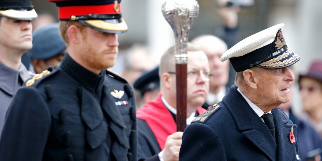 Le prince Harry et le prince Philip, duc d'Édimbourg, assistent à l'ouverture du champ du souvenir à l'abbaye de Westminster le 10 novembre 2016 à Londres, en Angleterre. 