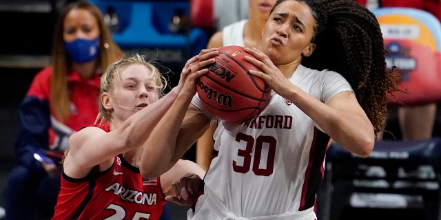 La garde de Stanford Haley Jones (30) se rend au panier contre l'attaquant de l'Arizona Cate Reese (25) lors de la première moitié du match de championnat du tournoi de basket-ball universitaire de la NCAA Final Four féminin, dimanche 4 avril 2021, à l'Alamodome de San Antonio. .  (Photo AP / Eric Gay)