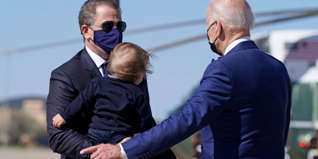 Le président Joe Biden s'entretient avec son fils Hunter Biden alors qu'il tient son petit-fils Beau Biden alors qu'ils marchent pour monter à bord d'Air Force One à Andrews Air Force Base, dans le Maryland, le vendredi 26 mars 2021 (Crédit: AP Photo / Patrick Semansky)