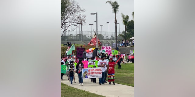 Des dizaines de membres de la famille et d'amis de Maya Millete ont organisé une marche de prière et une veillée pour la mère de trois enfants disparue dimanche. 